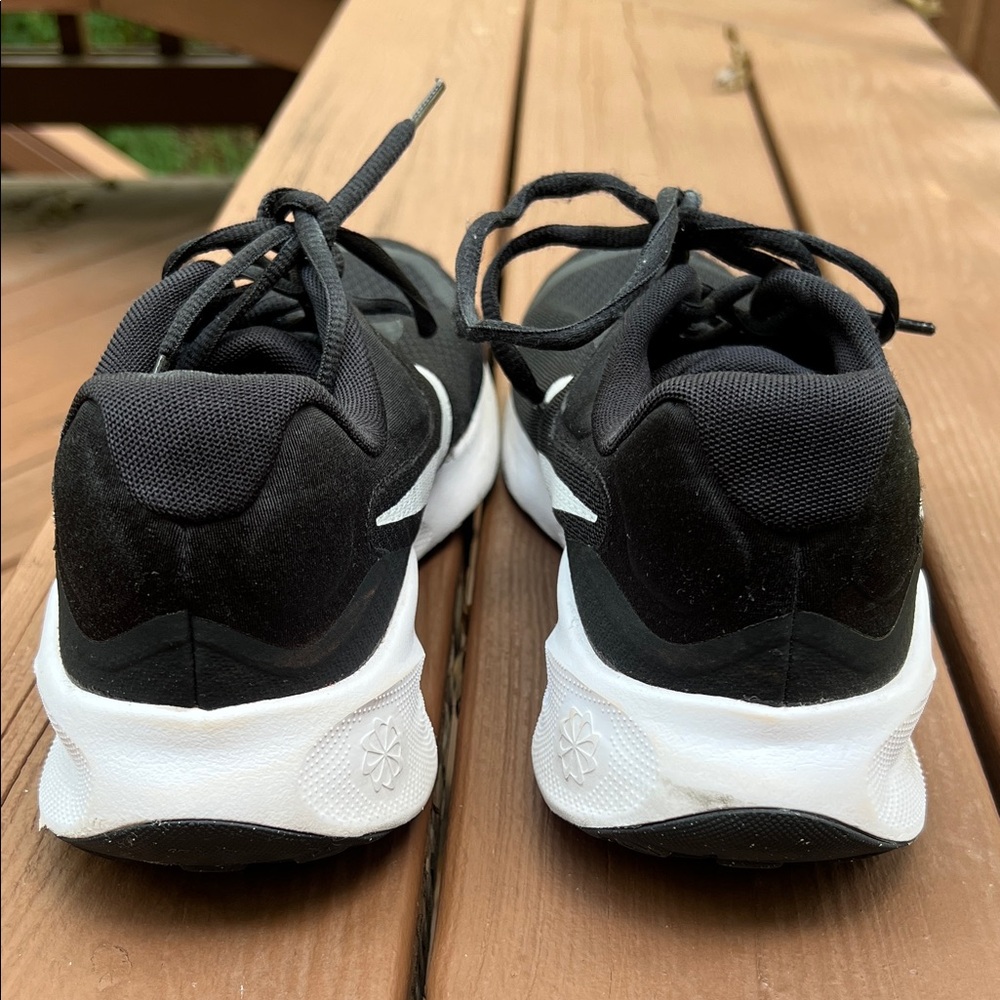 Nike Men's Revolution Black and White Athletic Shoes, Size 10 - Picture 3 of 6